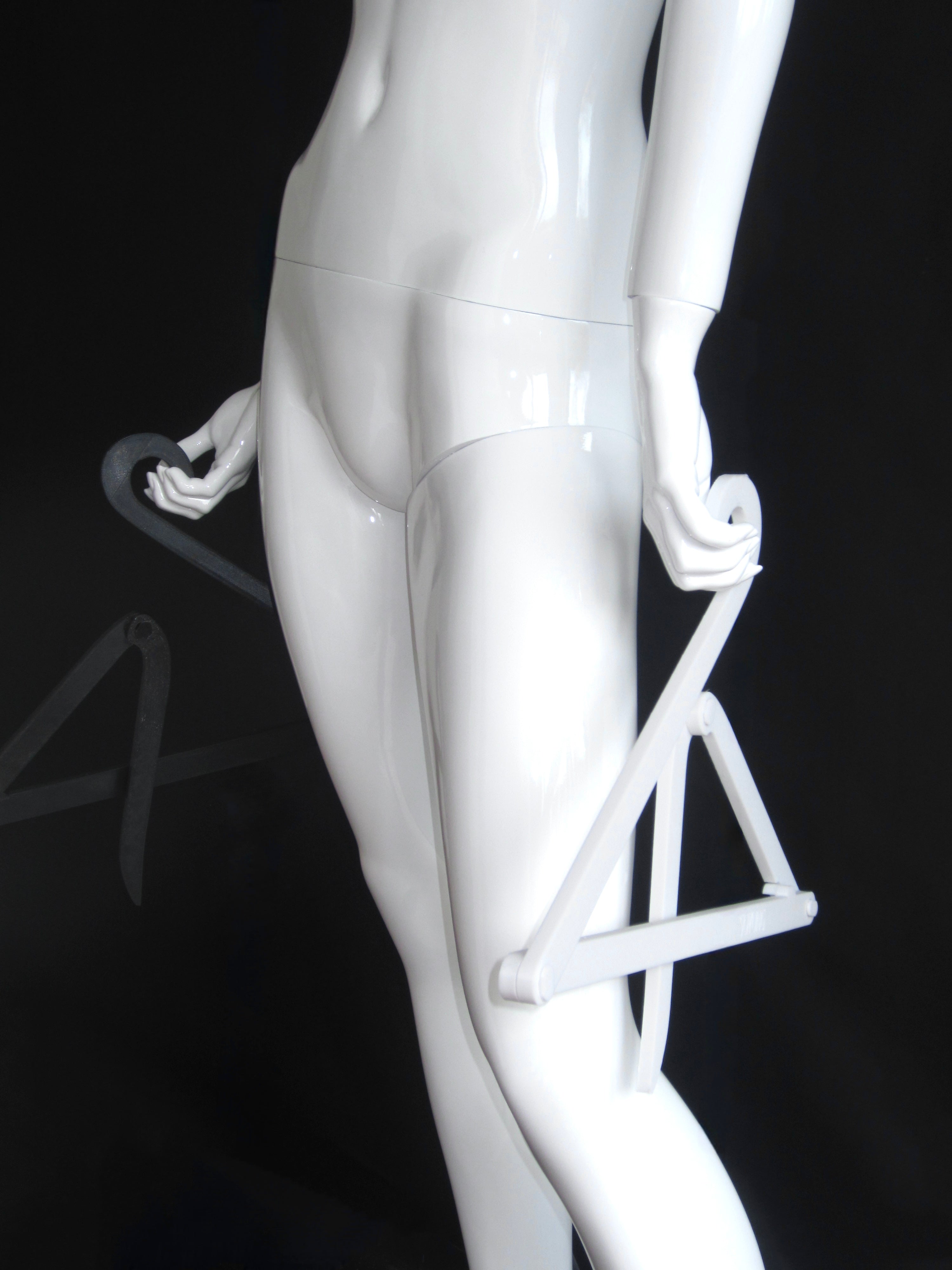 COLLAPSIBLE HANGER