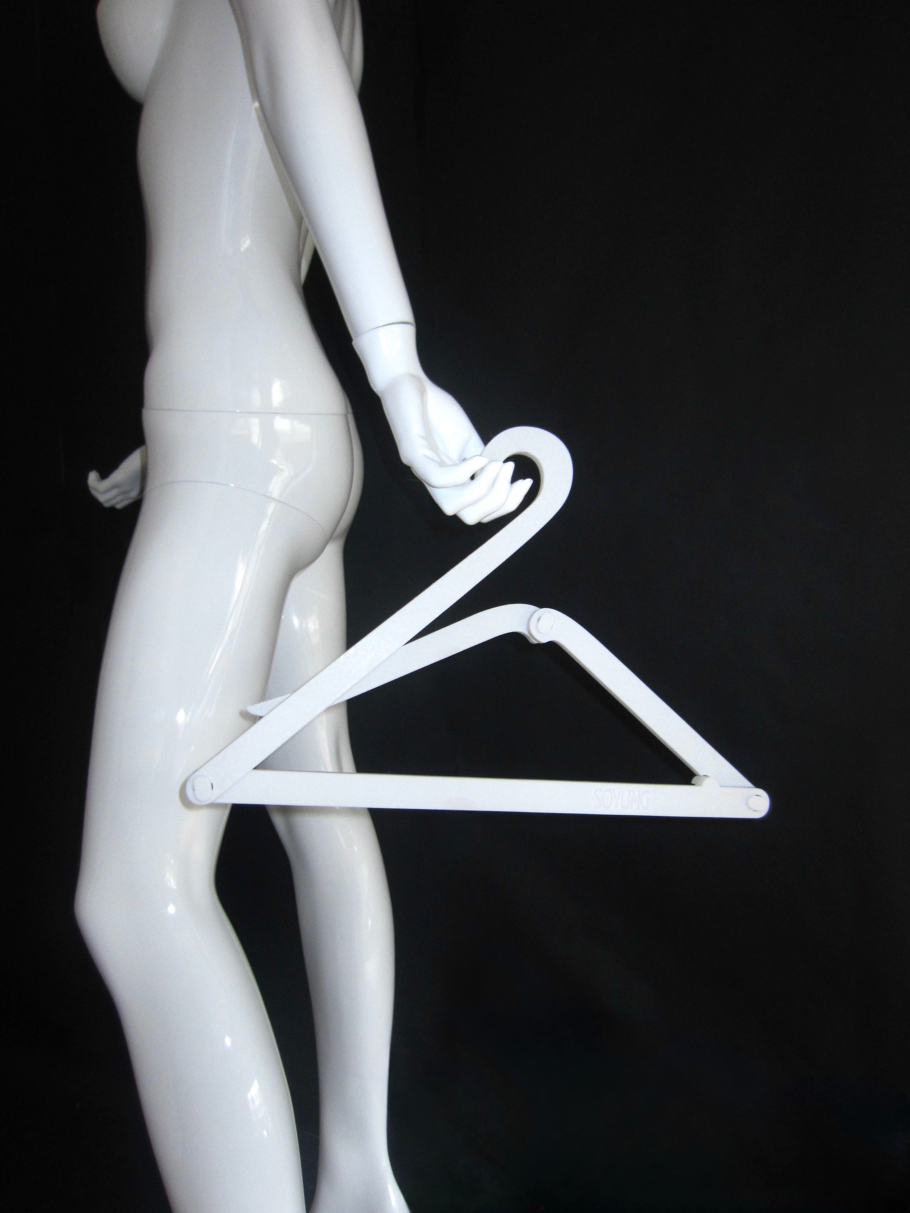 COLLAPSIBLE HANGER