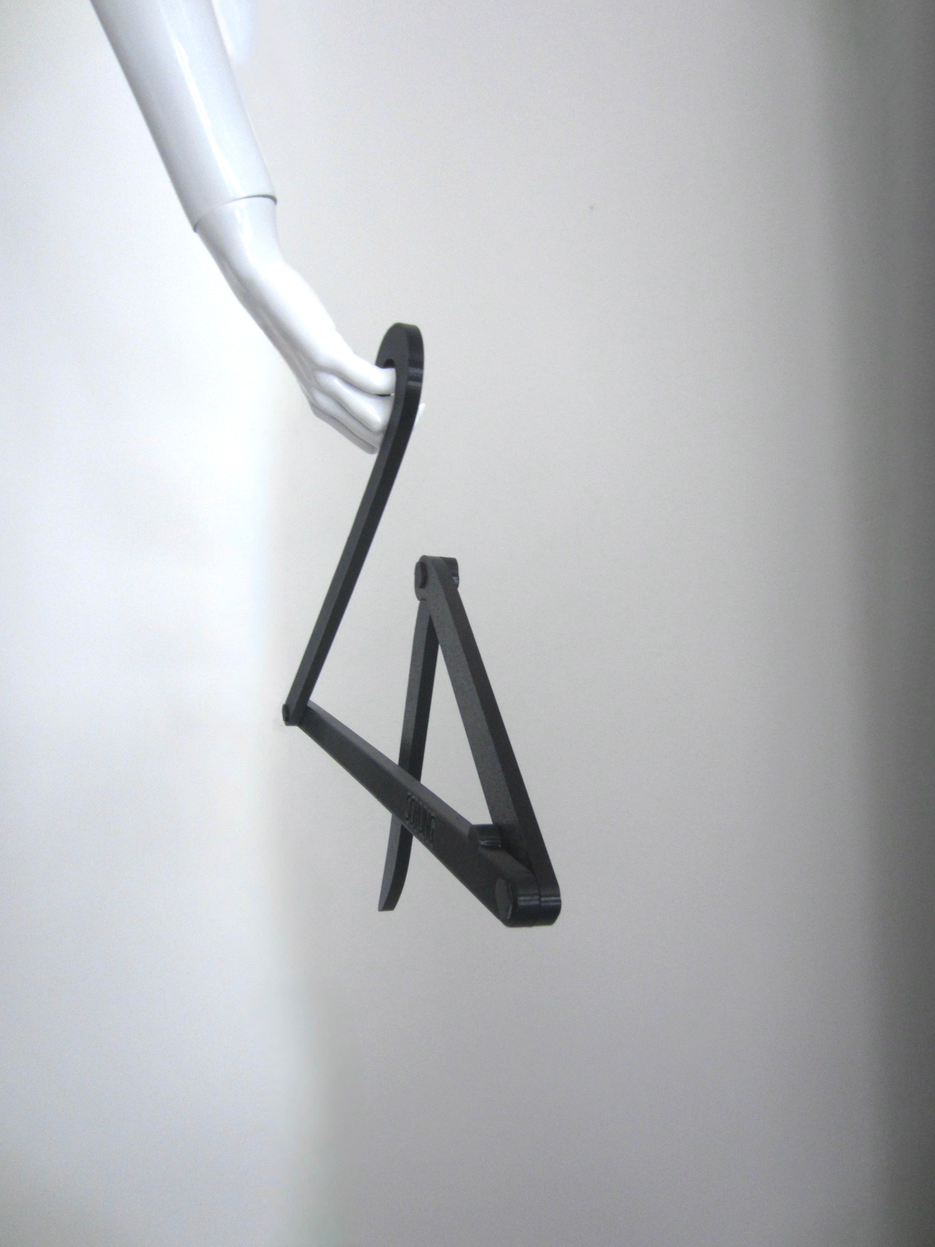 COLLAPSIBLE HANGER